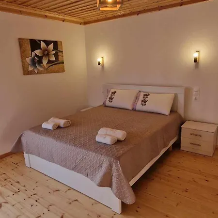 Filippos Traditional Villa-2 Luxury Apartments Whith Exclusive Pool & Garden Views Finiq