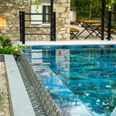 Filippos Traditional Villa-2 Luxury Apartments Whith Exclusive Pool & Garden Views Appartamento Finiq