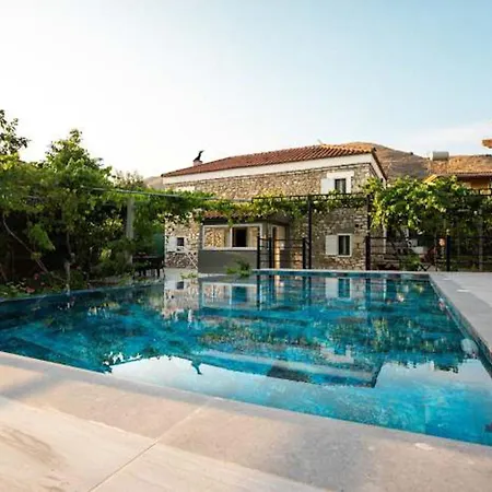 Filippos Traditional - Pool & Garden Retreat Daire *