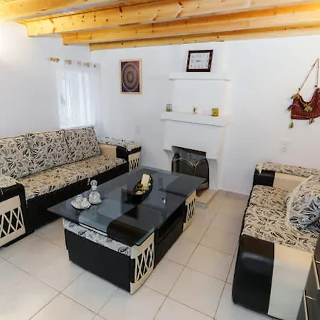 Filippos Traditional - Pool & Garden Retreat Apartment