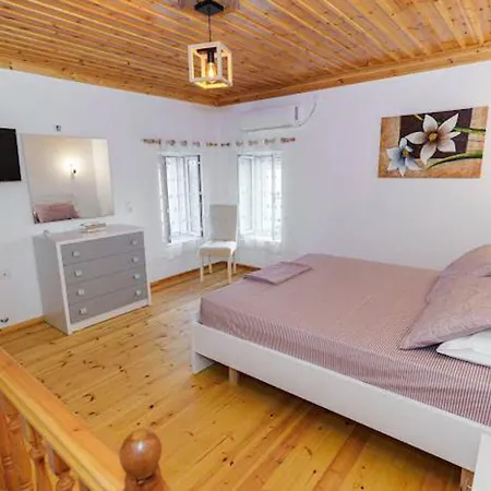 Apartment Filippos Traditional - Pool & Garden Retreat Finiq