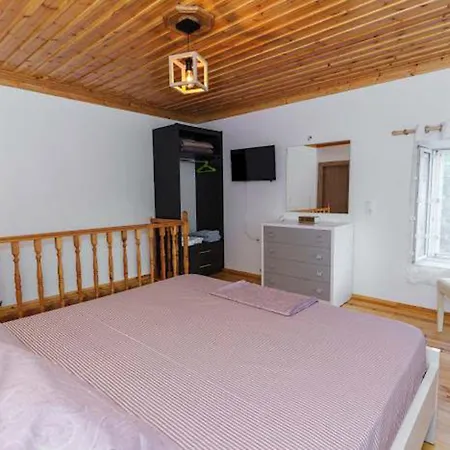 Apartment Filippos Traditional - Pool & Garden Retreat Finiq