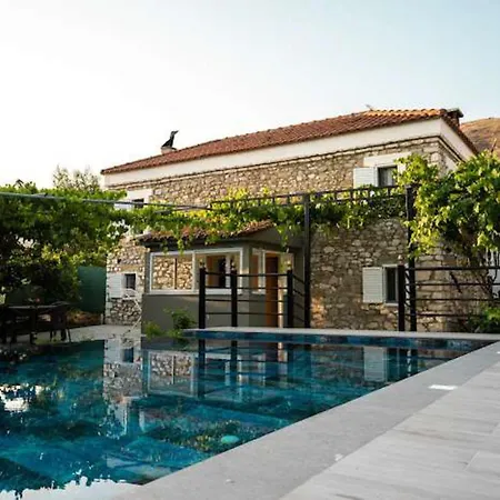 Filippos Traditional - Pool & Garden Retreat Apartment *