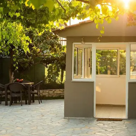 Filippos Traditional - Pool & Garden Retreat *