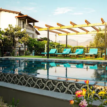 Filippos Traditional - Pool & Garden Retreat *