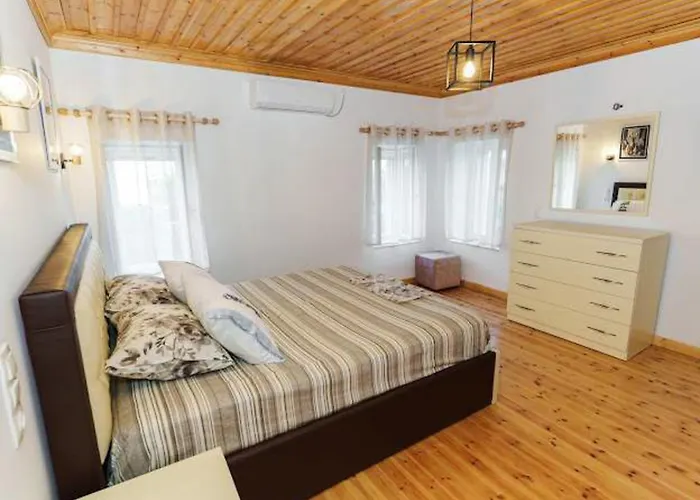 Filippos Traditional - Pool & Garden Retreat