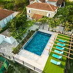 Lägenhet Filippos Traditional - Pool & Garden Retreat
