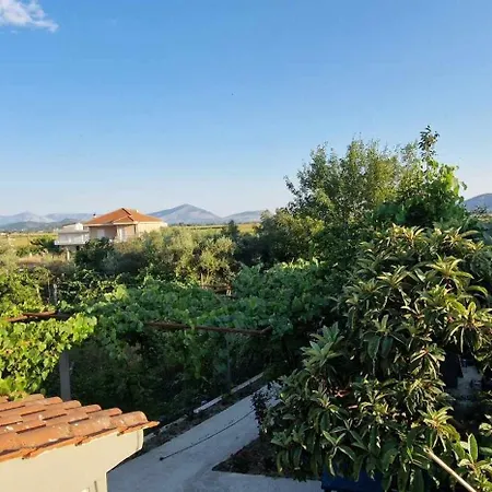 Filippos Traditional Villa-2 Luxury Apartments Whith Exclusive Pool & Garden Views Finiq