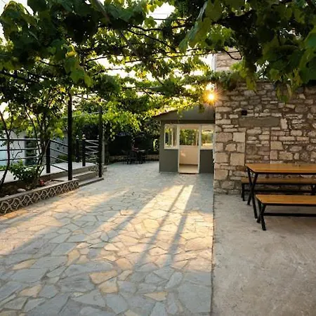 Filippos Traditional Villa-2 Luxury Apartments Whith Exclusive Pool & Garden Views * Finiq