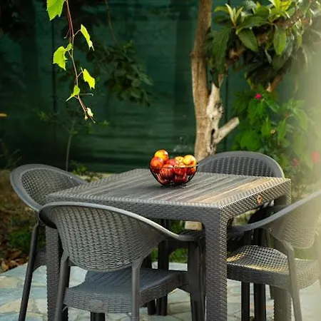 Filippos Traditional Villa-2 Luxury Apartments Whith Exclusive Pool & Garden Views *