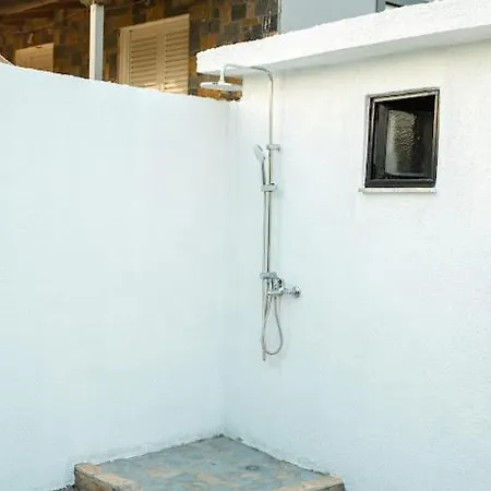 Filippos Traditional Villa - Pool & Garden Retreat Lejlighed