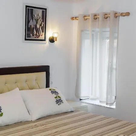 Filippos Traditional - Pool & Garden Retreat