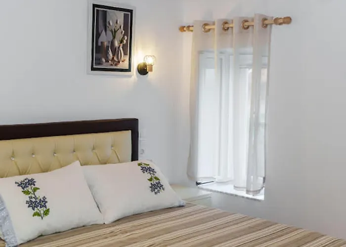 Filippos Traditional - Pool & Garden Retreat