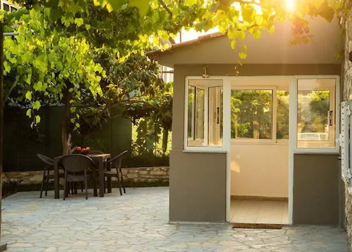 Filippos Traditional - Pool & Garden Retreat *