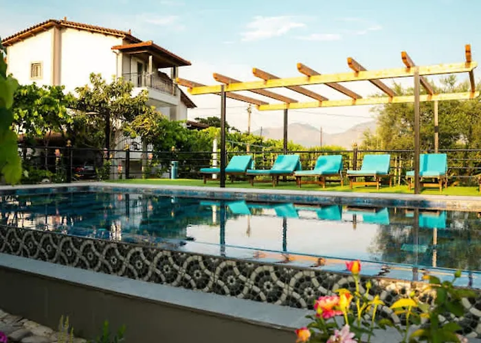 Filippos Traditional - Pool & Garden Retreat *