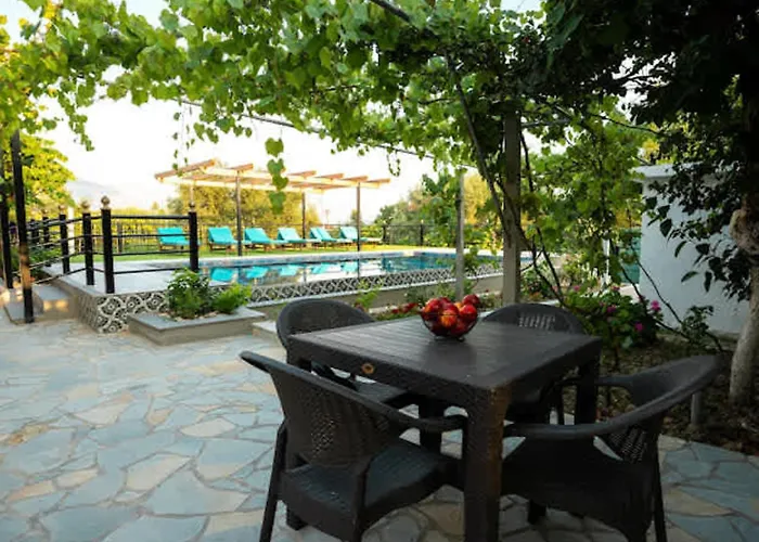 Filippos Traditional - Pool & Garden Retreat *